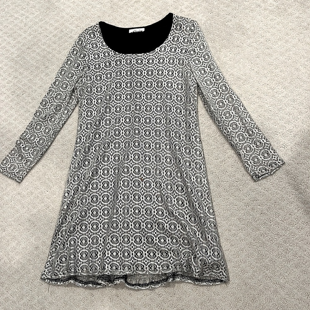 Cute Lacey overlay dress, size small. Harlow brand.